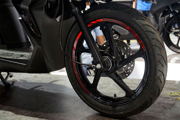 Giống nhiều mẫu xe tay ga giá rẻ khác, Nex II được trang bị vành với đường kính 17 inch cho 2 bánh. Bộ vành có thiết kế 5 chấu và sử dụng lốp không săm kích cỡ trước 80/90/17, sau 90/90/17. Suzuki chỉ trang bị cho Nex II phanh đĩa ở phía trước, trong khi phanh sau vẫn có dạng đùm.