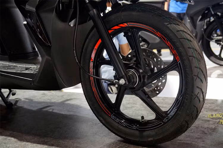 Giống nhiều mẫu xe tay ga giá rẻ khác, Nex II được trang bị vành với đường kính 17 inch cho 2 bánh. Bộ vành có thiết kế 5 chấu và sử dụng lốp không săm kích cỡ trước 80/90/17, sau 90/90/17. Suzuki chỉ trang bị cho Nex II phanh đĩa ở phía trước, trong khi phanh sau vẫn có dạng đùm.