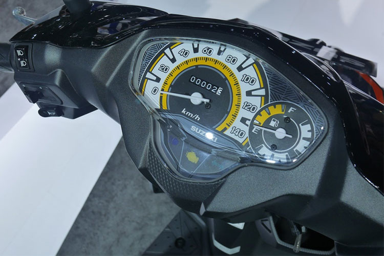 Là mẫu xe tay ga giá rẻ nên Suzuki chỉ trang bị bảng đồng hồ analog truyền thống cho Nex II mà không sử dụng màn hình LCD như các mẫu tay ga đời mới hiện nay. Đi kèm là các đèn báo nhiệt độ máy, đèn pha...