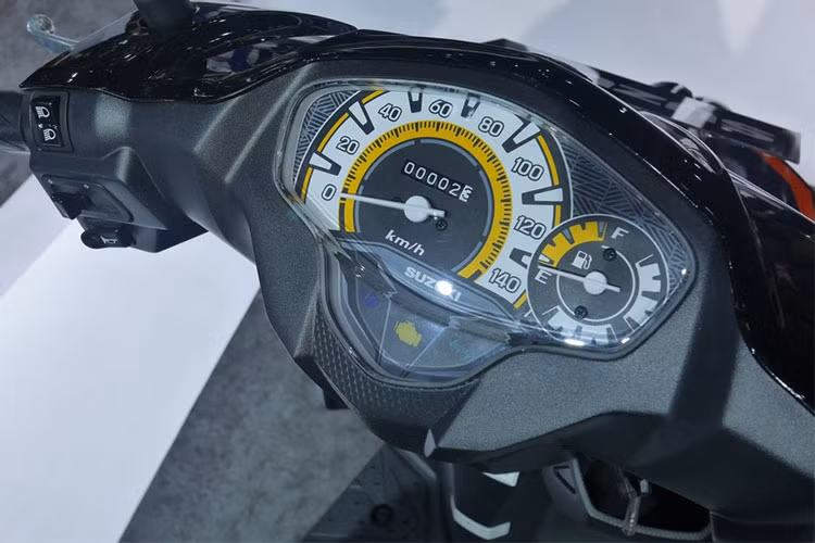 Là mẫu xe tay ga giá rẻ nên Suzuki chỉ trang bị bảng đồng hồ analog truyền thống cho Nex II mà không sử dụng màn hình LCD như các mẫu tay ga đời mới hiện nay. Đi kèm là các đèn báo nhiệt độ máy, đèn pha...