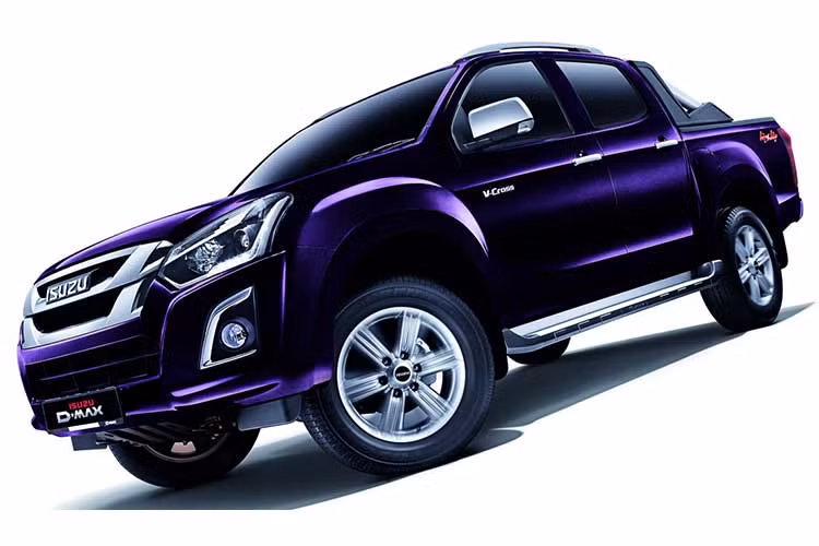 Isuzu D-Max 2018 đã có những thay đổi để mang đến vẻ mới mẻ, hầm hố hơn cho mẫu xe này, như đảo ngược lưới tản nhiệt trên đầu xe, tiếp đến là thiết kế đèn pha mới dạng Bi-LED với dải dải đèn LED định vị ban ngày hình chữ L ở góc dưới, lưới tản nhiệt mới kết hợp với cụm đèn pha.