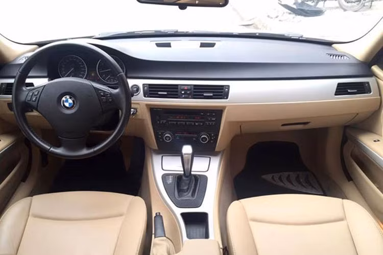 Bên trong xe, nội thất được bọc da cao cấp. Hệ thống ghế lái và ghế phụ đều có khả năng chỉnh điện nhiều hướng, táp-lô ốp kim loại, vô-lăng 3 chấu tích hợp nhiều phím chức năng đa phương tiện và hỗ trợ người lái.