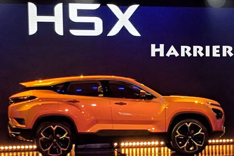 Mẫu xe Tata Harrier 2019 trên thực tế chính là phiên bản thương mại của mẫu xe concept HX5 đã từng ra mắt đầu năm nay trong triển lãm ô tô Geneva 2018 ở Thụy Sỹ. Điểm nhấn đáng chú ý nhất của Tata Harrier chính nằm ở cơ sở gầm bệ LR-MS/D8 dùng chung với SUV hạng sang Land Rover Discovery Sport.