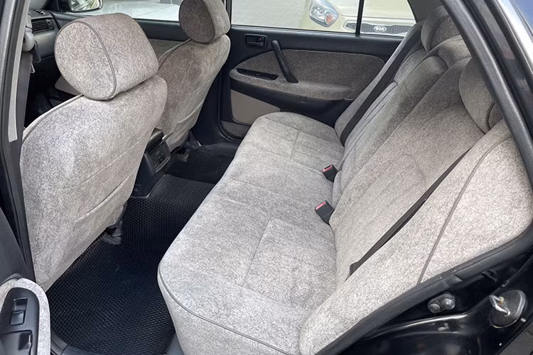 Mặc dù trông khá “cổ lỗ sĩ”, nhưng nội thất của những chiếc Toyota Crown đời cũ vẫn toát lên vẻ đẹp sang trọng với các chi tiết được thiết kế tinh tế, sử dụng vật liệu da và nỉ cao cấp được bọc trên ghế ngồi hay táp-pi cửa...