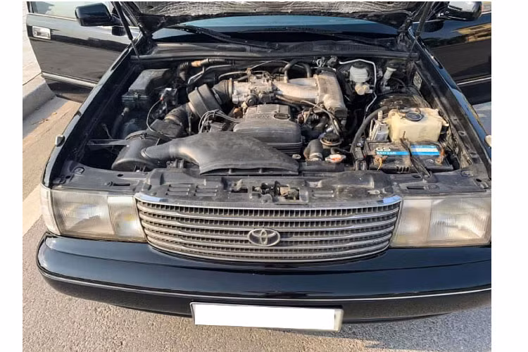 Toyota Crown Royal Saloon 1996 sở hữu thông số dài x rộng x cao lần lượt là 4.840 x 1.710 x 1.450 (mm), trục cơ sở đạt 2.780mm. Xe được trang bị khối động cơ I6, DOHC, dung tích 3.0L cho công suất 220 mã lực tại 6.400 vòng/phút và mô-men xoắn cực đại 295Nm từ tua máy 4.000 vòng/phút.