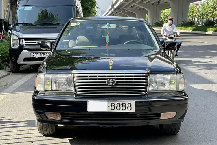 Tại thập niên 90 của thể kỷ trước, Toyota Crown được biết tới là hàng "VIP hay Salon bay" khi có mức giá đắt đỏ và cũng rất hiếm bởi khó mua. Sau gần 30 năm, mẫu xe này vẫn được rao bán sôi nổi trên các trang bán ôtô đã qua sử dụng và vẫn được nhiều người mê xe sưu tầm và tin dùng.