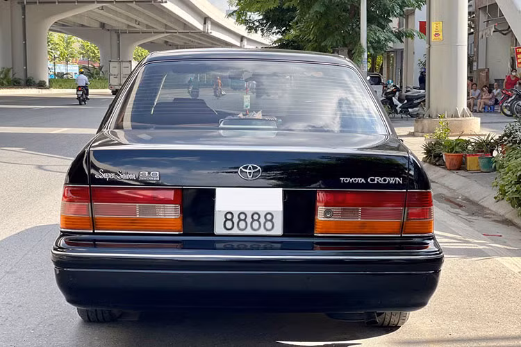 Giá xe Toyota Crown 1996 trong bài viết này vẫn là chủ đề bàn tán của nhiều hội nhóm đam mê xe, khi nó được chào bán tới 1,35 tỷ đồng. Số đông đều cho rằng mức giá trên là quá cao đối với một chiếc xe hơn 25 tuổi. Một tài khoản còn để lại bình luận hài hước: "Giá này chắc chỉ có thể mang sang Trung Đông cho mấy anh thừa tiền mua".
