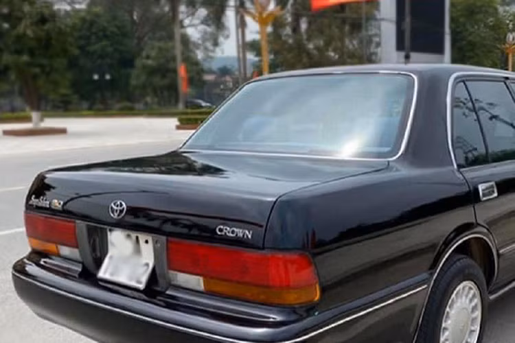 Trong giới chơi xe biển số đẹp tại Việt Nam thì dãy số 8888 trên chiếc Toyota Crown đời 1996 này dịch ra là tứ phát, mang ý nghĩa của sự thăng tiến vượt bậc. Chính vì thế, tấm biển trên được rất nhiều người trong giới kinh doanh, đầu tư săn đón và sẵn sàng trả với giá cao.