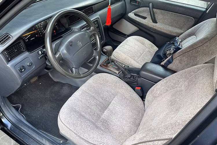 Khoang nội thất của chiếc Toyota Crown 1996 trong bài viết này vẫn được đảm bảo về chất lượng sau chặng đường 400.000km. Với những mẫu xe cổ, đa số chủ nhân sẽ giữ lại nét nguyên bản bên trong khoang nội thất và trường hợp đề cập trong bài viết cũng không phải ngoại lệ.