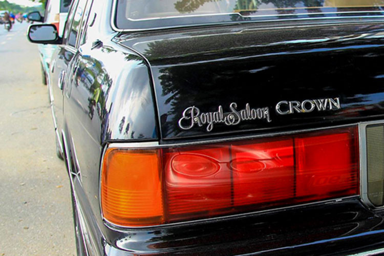Toyota Crown là dòng sedan mang tính biểu tượng đại diện có giá trị và chất lượng của xe Nhật Bản. Tại Việt Nam, trước đây Toyota Crown được đưa nước về nước khá nhiều chủ yếu để làm xe công vụ, phục vụ làm xe ngoại giao hay đưa đón “VIP” và cán bộ cấp cao.