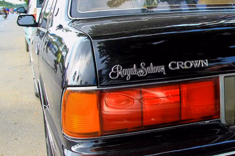 Toyota Crown là dòng sedan mang tính biểu tượng đại diện có giá trị và chất lượng của xe Nhật Bản. Tại Việt Nam, trước đây Toyota Crown được đưa nước về nước khá nhiều chủ yếu để làm xe công vụ, phục vụ làm xe ngoại giao hay đưa đón “VIP” và cán bộ cấp cao.