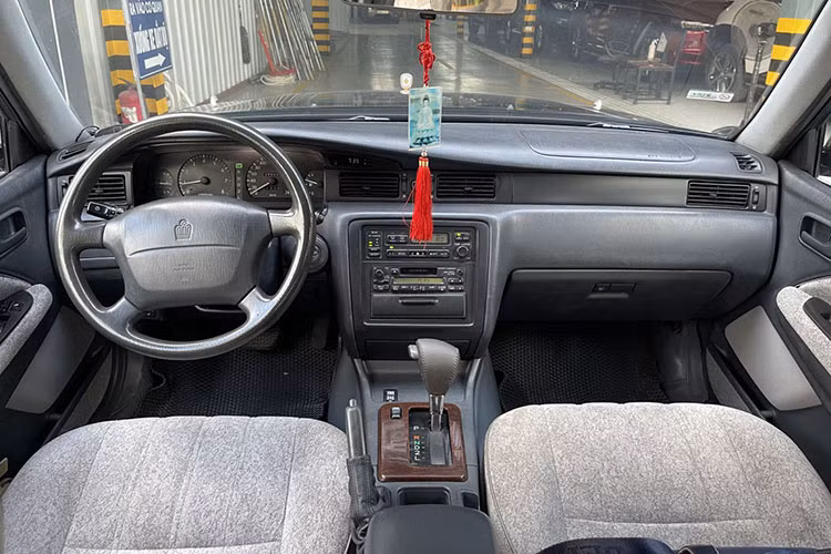 Tại quê nhà Nhật Bản, cùng với dòng xe sedan đầu bảng – Century, Toyota Crown là dòng xe cũng gắn liền với những yếu nhân, những người có địa vị cao trong xã hội Nhật. Trong danh mục sản phẩm sedan của hãng xe Toyota, dòng sedan Crown được định vị cao hơn dòng Avalon và thấp hơn so với dòng Century.