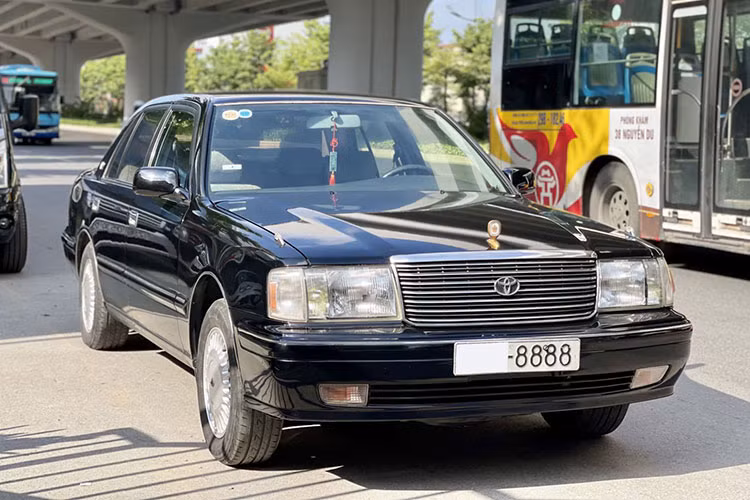 Mới đây, trên một trang chuyên bán ôtô đã qua sử dụng đã khiến cư dân mạng đổ dồn sự quan tâm vào một chiếc Toyota Crown biển tứ quý 8888 vẫn còn khá nguyên bản dù đã trải qua hơn 20 năm lăn bánh. Được biết, xe sản xuất năm 1996 và quãng đường đi được đã đạt 400.000km.