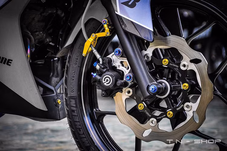 Đầu tiên là dàn chân trước với dĩa Galfer, heo Brembo, patch dây dầu DMV cùng lốp Mechelin thay mới cực kỳ ấn tượng.