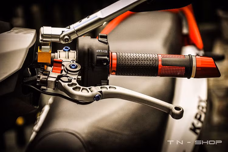 Chiếc xe được thay cụm công tắc mới, cùm côn CRG GP, gương kiểng dạng gãy biker, cụm tay cầm Racing... cực chất.