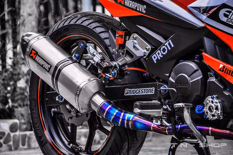 Pô nguyên bản của xe được loại bỏ, thay vào đó là thương hiệu "đình đám" Akrapovic với cổ pô độ titan, bình dầu Rizoma cùng full ốc Proti. Ngoài ra các chi tiết như gác để chân, cần số, viền vành... cũng được thay thế hoặc làm mới khá ấn tượng.