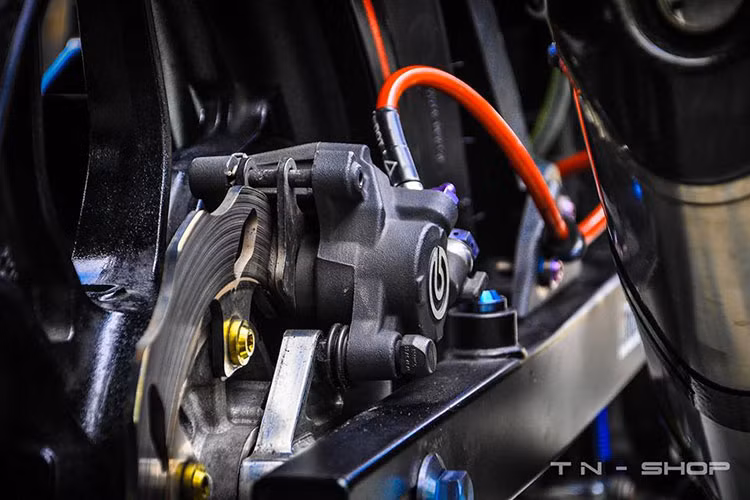 Bên cạnh đó, dĩa sau cũng được trang bị đồ chơi mới mang thương hiệu Galfer cùng heo Brembo và loạt dây dầu mới mang màu sắc sặc sỡ. 