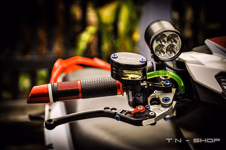 Các chi tiết trên xe cùng giàn áo chọn lựa theo những tông màu tương phản đầy mạnh mẽ. Bình dầu, tay phanh, côn sử dụng của Rizoma. Bên cạnh đó, người chơi còn trang bị thêm cho mẫu xe này đèn siêu sáng cho những chuyến "phượt đêm".