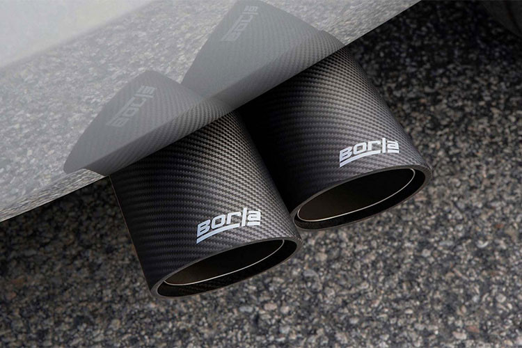 Hãng xe Mỹ còn trang bị cho chiếc xe SUV cỡ lớn này hệ thống ống xả hiệu năng Borla (đây là một tùy chọn) giúp động cơ V8 thêm ''khàn khàn'' hơn nữa. Ngoại thất xe với logo Chevy, gá nóc, nẹp cửa... đều mang màu đen nam tính thay cho chrome trên phiên bản thông thường.