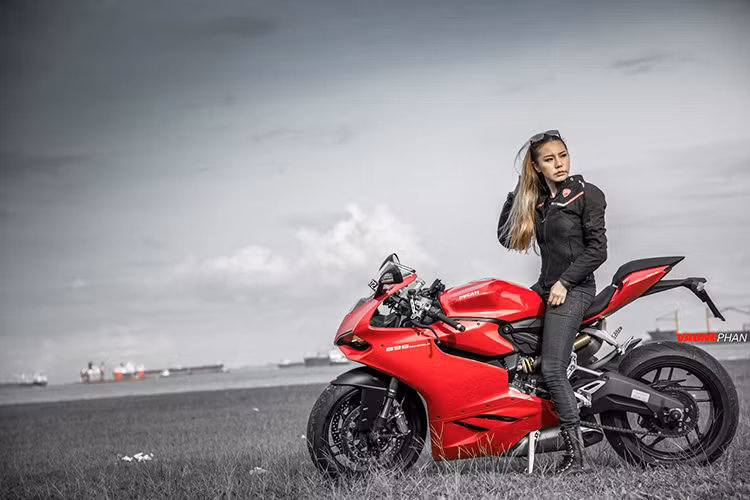 Nhân vật chính trong bài viết này là Vaune Phan - cô nàng hot girl cầm lái chiếc siêu môtô Ducati 899 Panigale. Đây là một nữ biker xinh đẹp, khá nổi tiếng trong giới chơi xe môtô phân khối lớn tại Singapore. Hiện trang cá nhân Facebook của cô thu hút hàng chục nghìn lượt người theo dõi.