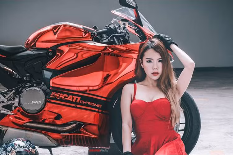 Nếu các hãng xe môtô khác hiện luôn phải "đau đầu" cho bài toán giảm trọng lượng thì với công nghệ monocoque của Ducati, khối động cơ gắn liền cũng chính là một phần của khung sườn giúp cho thêm vững chắc và nhẹ hơn rất nhiều so với các mẫu xe cùng phân khúc.