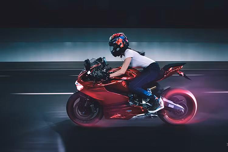 Xe được trang bị nhiều công nghệ tiên tiến như hệ thống điều khiển van biến thiên Desmodromic vốn xuất hiện trên các mẫu xe đua của Ducati tại giải MotoGP. Bên cạnh đó là hệ thống phun xăng điện tử của Mitsubishi, kiểm soát bướm ga Ride-By-Wire cùng các chế độ lái Race (đường đua), Sport (thể thao) và Wet (đường trơn trượt).