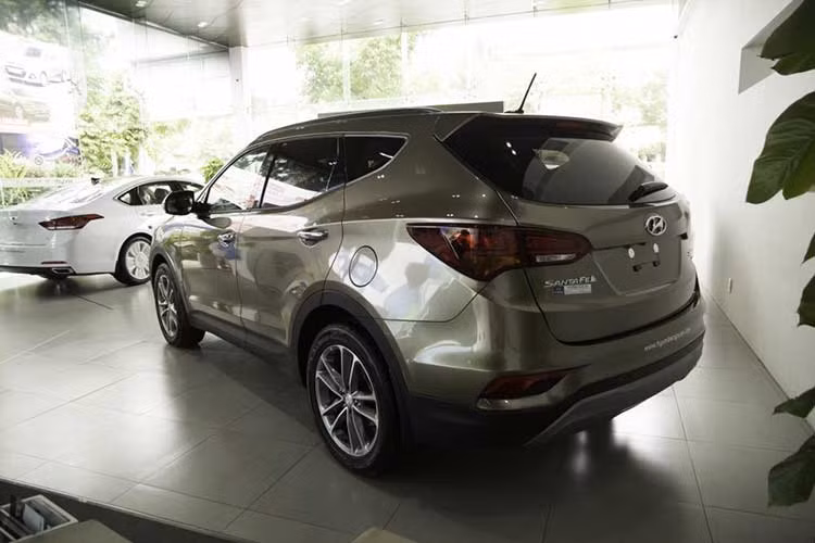 Theo tìm hiểu thì tại một đại lý ở khu vực miền Trung thông báo giá bán Hyundai SantaFe xăng tiêu chuẩn cao hơn 40 triệu đồng, SantaFe xăng đặc biệt cao hơn 60 triệu đồng, SantaFe dầu tiêu chuẩn cao hơn 60 triệu đồng. Thậm chí, SantaFe dầu đặc biệt có giá cao hơn 130 triệu đồng và được chốt giá ở mức lên đến 1,2 tỷ đồng.