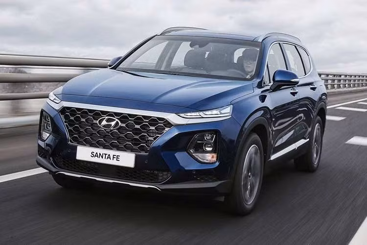 Hiện chưa rõ giá bán của Hyundai SantaFe 2019 tại Việt Nam. Theo nhân viên bán hàng của đại lý, mẫu xe này khi bán ra tại Việt Nam sẽ có giá cao hơn khoảng 20 triệu đồng/bản so với trước đây. Bản cao cấp nhất của Hyundai SantaFe 2019 dự kiến có giá khoảng 1,1 - 1,2 tỷ đồng.