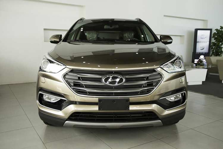 Đáng chú ý là song song với việc mở cọc xe Hyundai SantaFe 2019 mới, nhiều đại lý còn rơi vào tình trạng “cháy hàng” mẫu xe Hyundai SantaFe phiên bản hiện tại. Điều này khiến cho lô xe Hyundai SantaFe đời cũ cuối cùng bị đội giá so với mức niêm yết khi đến các đại lý.