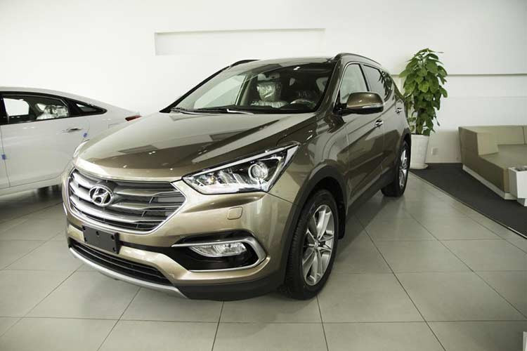 Theo tìm hiểu của Phóng viên Kiến Thức, hiện tại nhiều đại lý chính hãng của Hyundai Thành Công (HTC) tại Việt Nam đã công bố ngừng bán mẫu xe Hyundai SantaFe bản cũ. Đây là động thái cho thấy phiên bản mới nhất của mẫu SUV này có thể sắp ra mắt thị trường Việt Nam.