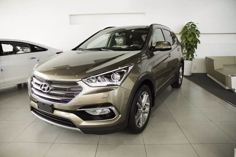 Theo tìm hiểu của Phóng viên Kiến Thức, hiện tại nhiều đại lý chính hãng của Hyundai Thành Công (HTC) tại Việt Nam đã công bố ngừng bán mẫu xe Hyundai SantaFe bản cũ. Đây là động thái cho thấy phiên bản mới nhất của mẫu SUV này có thể sắp ra mắt thị trường Việt Nam.