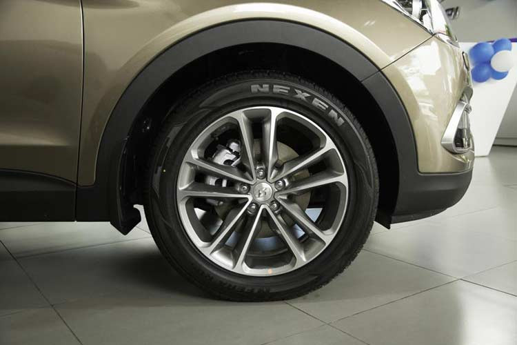 Trái với thông tin từ phía các đại lý chính hãng đang bán ra, đại diện truyền thông của Hyundai Thành Công cho biết - các mẫu xe SantaFe phiên bản cũ vẫn được sản xuất do nhu cầu còn nhiều, nhưng số lượng sản xuất hạn chế do nhà máy phải cân đối giữa các mẫu xe khác.