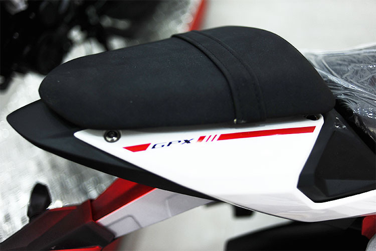 Xe sở hữu các số đo Rộng x Dài x Cao gồm; 750 x 1835 x 1050 mm. Chiều cao yên là 780 mm, khá phù hợp cho những người mới sử dụng dòng xe môtô côn tay thể thao. Trọng lượng của chiếc xe là 130kg.