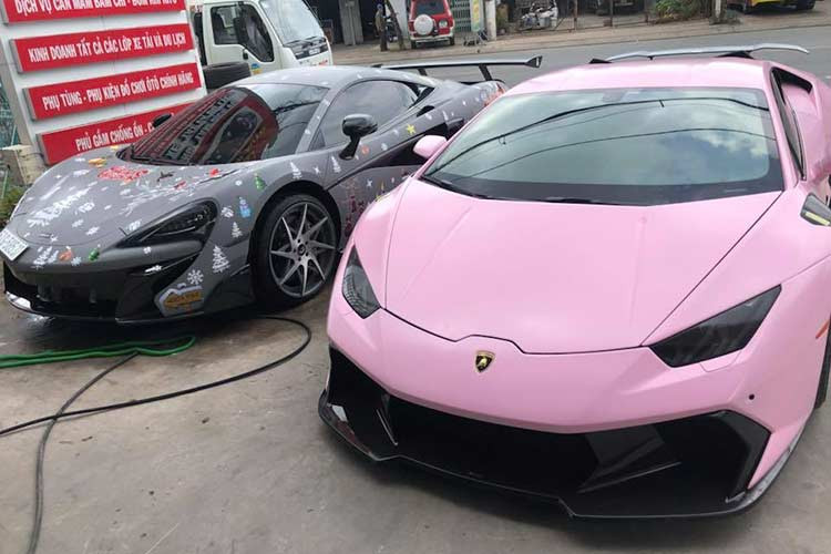Trước đó, đại gia Bạc Liêu này đã lái chiếc siêu xe Lamborghini Huracan LP610-4 mang bản độ công phu Novara Edizione của hãng Vorsteiner với bộ áo màu hồng lên công ty nhập khẩu tư nhân nằm ở quận 5 để xem mắt chiếc Mclaren 570S. Thương vụ này sau đó được chốt giao dịch và cả 2 chiếc siêu xe lên xe chuyên dụng để chở thẳng về Bạc Liêu. 