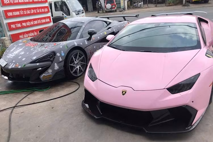 Trước đó, đại gia Bạc Liêu này đã lái chiếc siêu xe Lamborghini Huracan LP610-4 mang bản độ công phu Novara Edizione của hãng Vorsteiner với bộ áo màu hồng lên công ty nhập khẩu tư nhân nằm ở quận 5 để xem mắt chiếc Mclaren 570S. Thương vụ này sau đó được chốt giao dịch và cả 2 chiếc siêu xe lên xe chuyên dụng để chở thẳng về Bạc Liêu. 