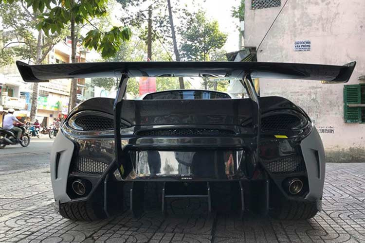 Siêu xe giá rẻ McLaren 570S được phát triển từ bộ khung MonoCell II hoàn toàn mới với chủ yếu là chất liệu sợi carbon làm thiết kế, bộ khung này có trọng lượng khá nhẹ khoảng 80 kg, từ đó giúp siêu xe 570S có tổng trọng lượng chỉ 1,3 tấn, nhẹ hơn từ 200 đến 300 kg so với hai đối thủ là Audi R8 và Porsche 911 Turbo S.