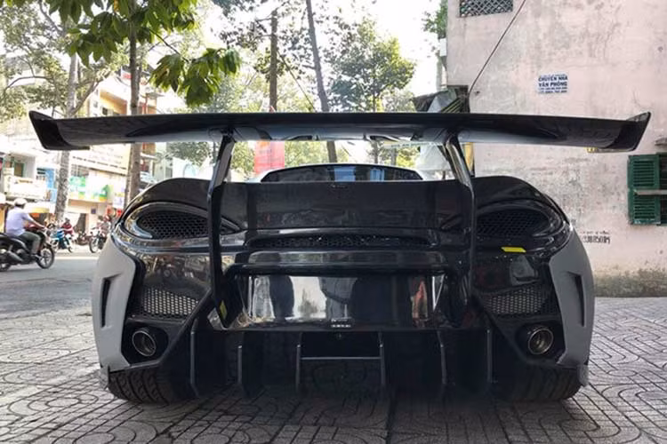 Siêu xe giá rẻ McLaren 570S được phát triển từ bộ khung MonoCell II hoàn toàn mới với chủ yếu là chất liệu sợi carbon làm thiết kế, bộ khung này có trọng lượng khá nhẹ khoảng 80 kg, từ đó giúp siêu xe 570S có tổng trọng lượng chỉ 1,3 tấn, nhẹ hơn từ 200 đến 300 kg so với hai đối thủ là Audi R8 và Porsche 911 Turbo S.