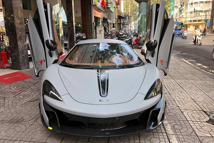 McLaren 570S sử dụng động cơ V8, tăng táp kép, dung tích 3,8 lít, sản sinh công suất tối đa 562 mã lực và mô-men xoắn cực đại 600 Nm, kết hợp với hộp số SSG 7 cấp. So với đàn anh 650S, 570S thua kém đến 71 mã lực, tuy nhiên thời gian tăng tốc từ 0-100 km/h cũng khá ấn tượng vào khoảng 3,2 giây, chậm hơn 0,2 giây và cùng đạt vận tốc tối đa 328 km/h.