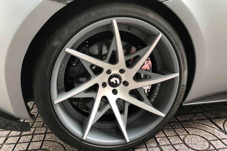 Ngoài bộ bodykit đắt tiền của hãng Vorsteiner, chiếc McLaren 570S còn được chủ nhân trang bị bộ vành hợp kim trứ danh Forgiato 2.0 Turni-Ec, lốp thể thao Pirelli P Zero và hệ thống ống xả thể thao của hãng FI - món đồ ưa thích của hãng độ Liberty Walk vốn đang được lắp trên chiếc Ferrari 458 LB duy nhất Việt Nam.