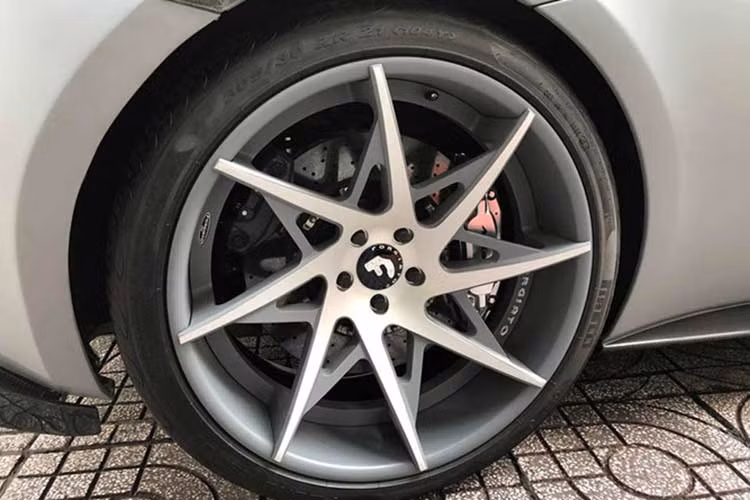 Ngoài bộ bodykit đắt tiền của hãng Vorsteiner, chiếc McLaren 570S còn được chủ nhân trang bị bộ vành hợp kim trứ danh Forgiato 2.0 Turni-Ec, lốp thể thao Pirelli P Zero và hệ thống ống xả thể thao của hãng FI - món đồ ưa thích của hãng độ Liberty Walk vốn đang được lắp trên chiếc Ferrari 458 LB duy nhất Việt Nam.