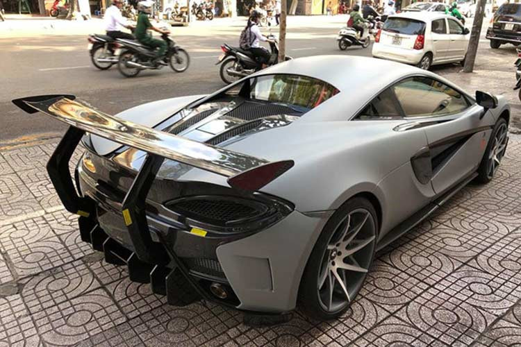 Bên cạnh đó chiếc McLaren 570S này cũng được chủ nhân chuyển đổi từ màu xám sang màu ghi xám bằng chất liệu decal wrap. Giống các siêu xe độ bod kit khác tại Việt Nam, chiếc McLaren 570S độ Vorsteiner không được "thông nòng" khối động cơ V8, tăng áp kép, dung tích 3,8 lít.