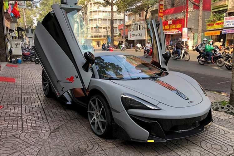 Mới đây, chiếc siêu xe Mclaren 570S độ độc nhất tại Việt Nam đã tìm thấy chủ nhân mới. Đây là lần thứ 2 siêu phẩm này có người rước về garage. Chủ nhân đầu tiên của siêu xe Mclaren 570S màu ghi xám này không phải ai xa lạ, chính là tay chơi siêu xe đình đám Cường Đô la.