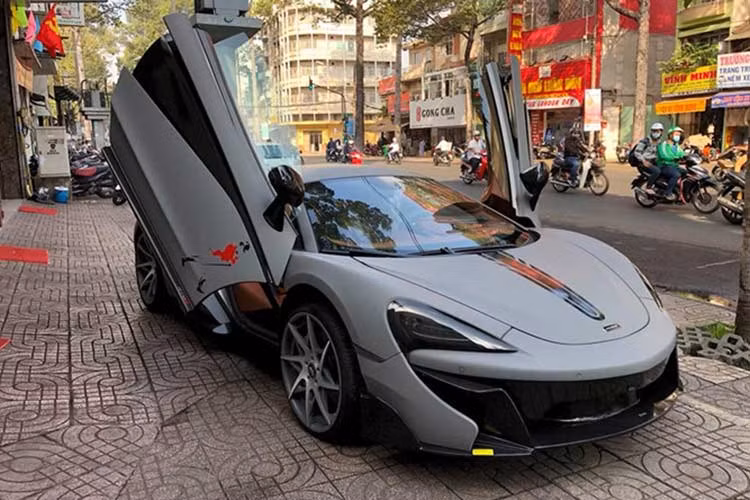 Mới đây, chiếc siêu xe Mclaren 570S độ độc nhất tại Việt Nam đã tìm thấy chủ nhân mới. Đây là lần thứ 2 siêu phẩm này có người rước về garage. Chủ nhân đầu tiên của siêu xe Mclaren 570S màu ghi xám này không phải ai xa lạ, chính là tay chơi siêu xe đình đám Cường Đô la.
