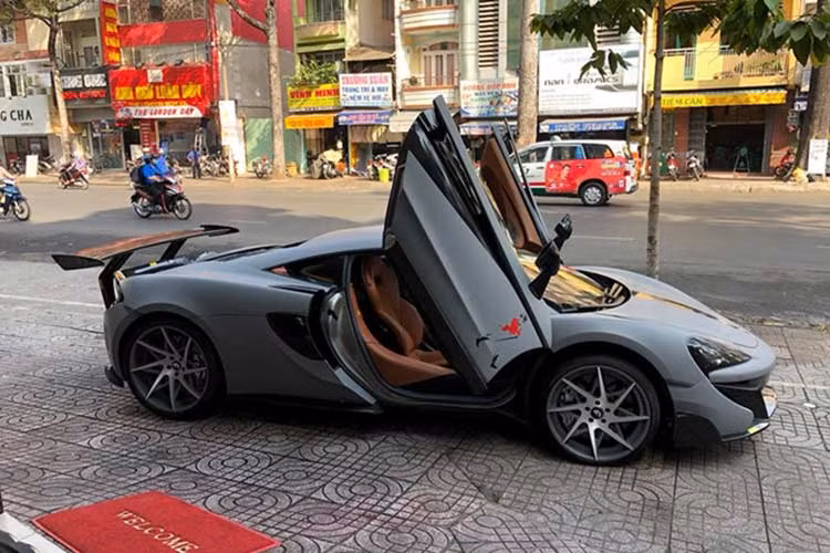 Như vậy, sau 20 tháng được Cường Đô la bán lại cho công ty nhập khẩu tư nhân quận 5, chiếc siêu xe Mclaren 570S đã tìm thấy người mua. Được biết, chủ nhân mới của Mclaren 570S độ khủng này chính là một đại gia tại Bạc Liêu.