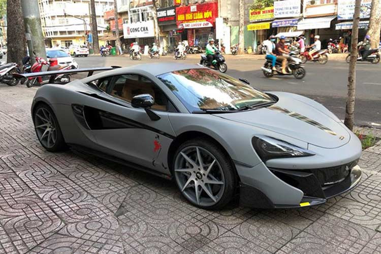 Ngoài sức mạnh về tốc độ, siêu xe này còn được trang bị 3 chế độ chạy bao gồm bình thường-normal, thể thao-sport và chế độ đua-track, lực hãm của siêu xe bắt nguồn từ bộ phanh carbon-ceramic đi kèm là la-zăng hợp kim mới cùng lốp Pirelli P-Zero Corsa có kích thước 225/35 bánh trước và 285/35 dành cho bánh sau.