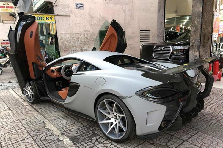 Siêu xe McLaren 570S mới về "làm dâu" tại Bạc Liêu đã mang gói độ body kit 570-VX của hãng Vorsteiner với các chi tiết như cánh lướt gió khổng lồ phía trước, bên hông và đuôi xe mới bằng sợi carbon. Khuếch tán sau cũng được hãng Vorsteiner thiết kế lại mang đến cái nhìn hung dữ hơn.