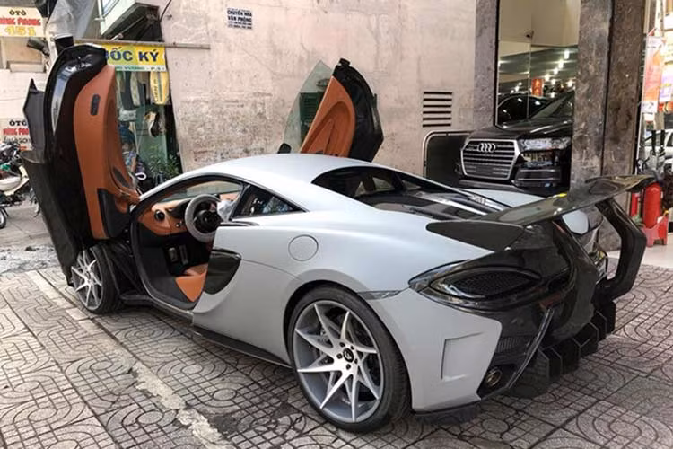 Siêu xe McLaren 570S mới về "làm dâu" tại Bạc Liêu đã mang gói độ body kit 570-VX của hãng Vorsteiner với các chi tiết như cánh lướt gió khổng lồ phía trước, bên hông và đuôi xe mới bằng sợi carbon. Khuếch tán sau cũng được hãng Vorsteiner thiết kế lại mang đến cái nhìn hung dữ hơn.