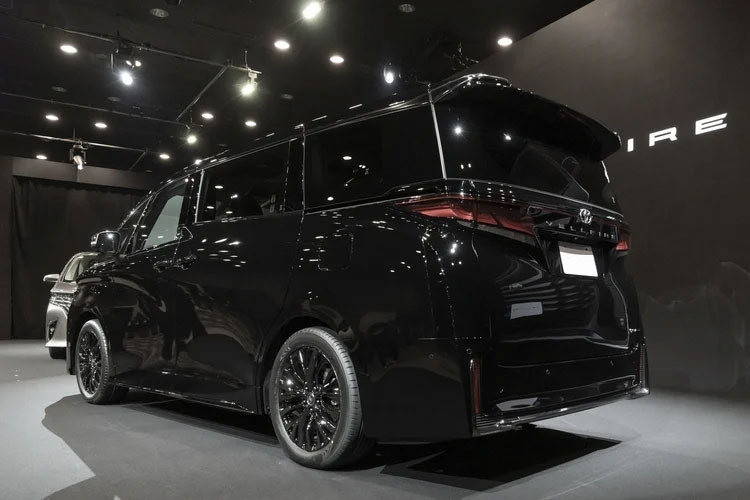 Ngoài ra, Toyota Alphard Hybrid 2023 còn có phiên bản dẫn động 4 bánh E-Four với mô-tơ điện 4NM nằm trên cầu sau, cho công suất tối đa 54 mã lực và mô-men xoắn cực đại 121 Nm. Dù ở phiên bản nào, Toyota Alphard Hybrid 2023 cũng dùng pin niken hyđrua kim loại (NiMH) 5 Ah.