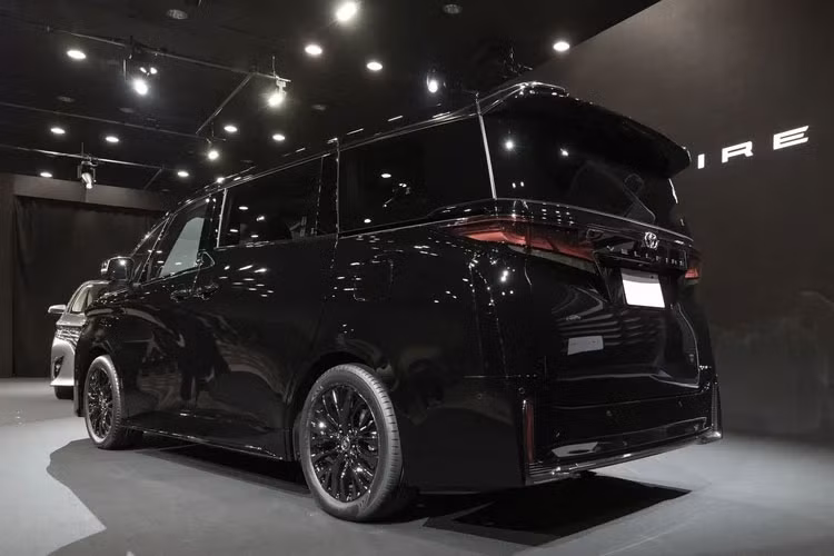 Ngoài ra, Toyota Alphard Hybrid 2023 còn có phiên bản dẫn động 4 bánh E-Four với mô-tơ điện 4NM nằm trên cầu sau, cho công suất tối đa 54 mã lực và mô-men xoắn cực đại 121 Nm. Dù ở phiên bản nào, Toyota Alphard Hybrid 2023 cũng dùng pin niken hyđrua kim loại (NiMH) 5 Ah.