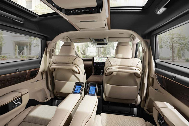 Ở bản Executive Lounge cao cấp nhất, Toyota Alphard 2023 sẽ sở hữu ghế bọc da thật cũng như tapi cửa bọc da và khâu hình quả trám giống Lexus LS. 2 ghế cơ trưởng của xe có thể dịch chuyển lên/xuống, đi kèm bàn gấp, bệ đỡ bắp chân và cặp đôi màn hình cảm ứng để chỉnh các tính năng đa phương tiện/điều hòa/rèm che nắng. Bên cạnh đó là tính năng sưởi, thông gió và massage, mang đến cảm giác thoải mái cho hành khách.